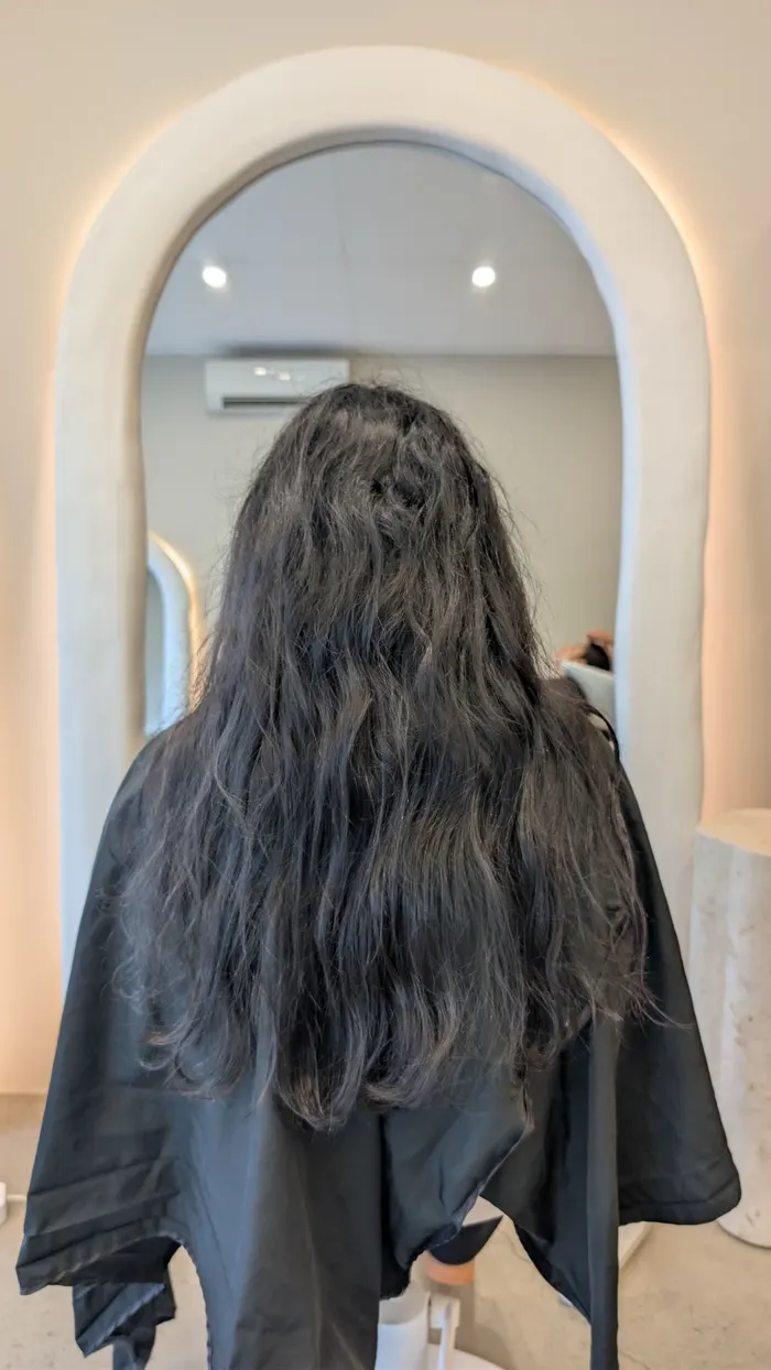Long dark wavy hair before nanoplasty treatment