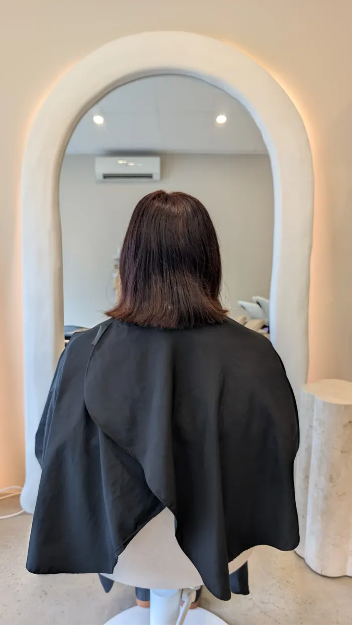 Auburn hair with wave and frizz before nanoplasty treatment